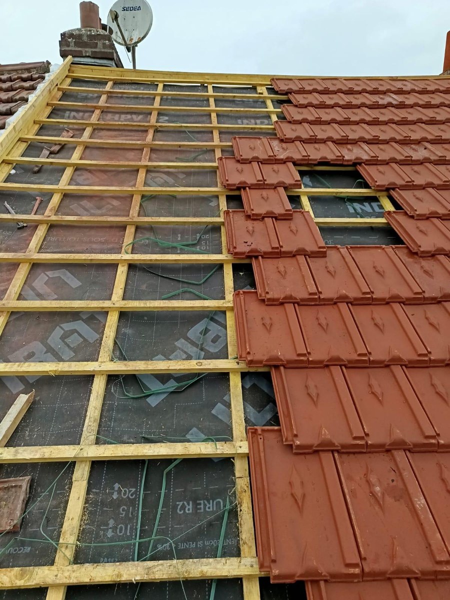 Pendant chantier : pose écran HPV, liteaux et nouvelles tuiles