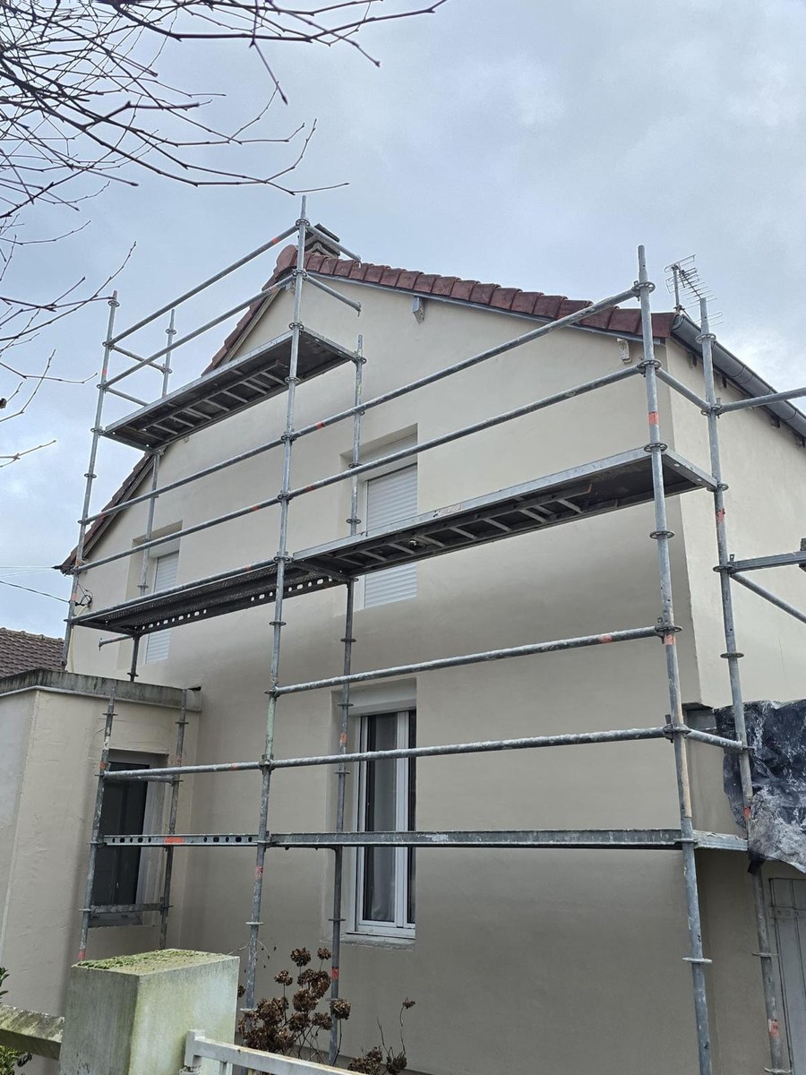Pendant chantier : pose ITE et traitement façade à Domont