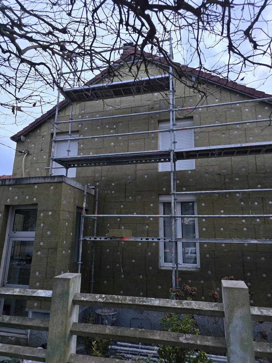 Avant travaux : façade avant isolation extérieure à Domont