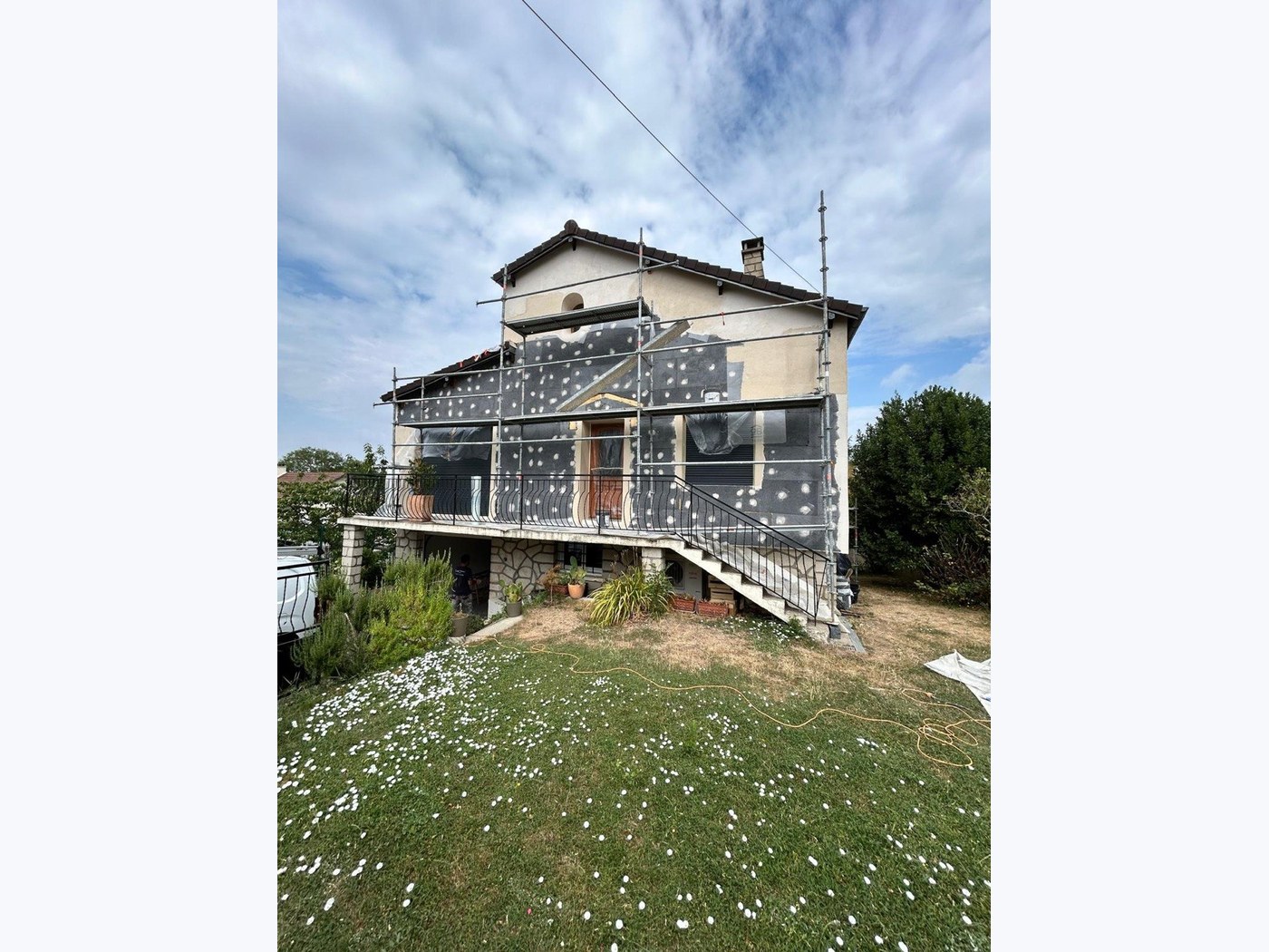 Façade en cours d’isolation extérieure avec échafaudage
