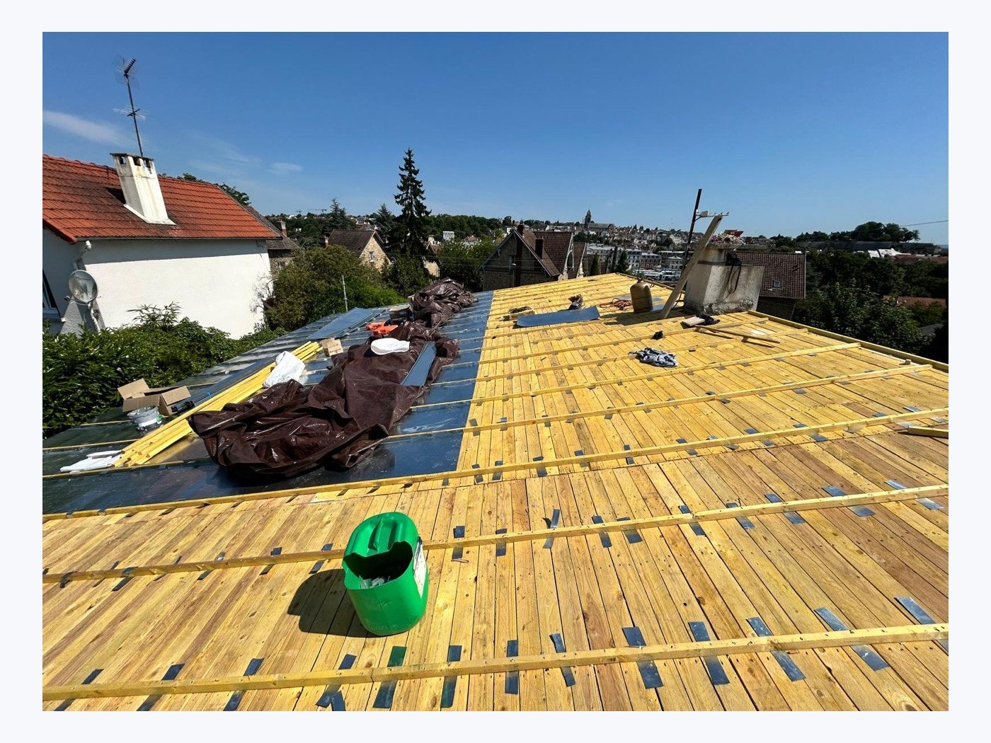 Toiture zinc en cours de chantier à Pontoise