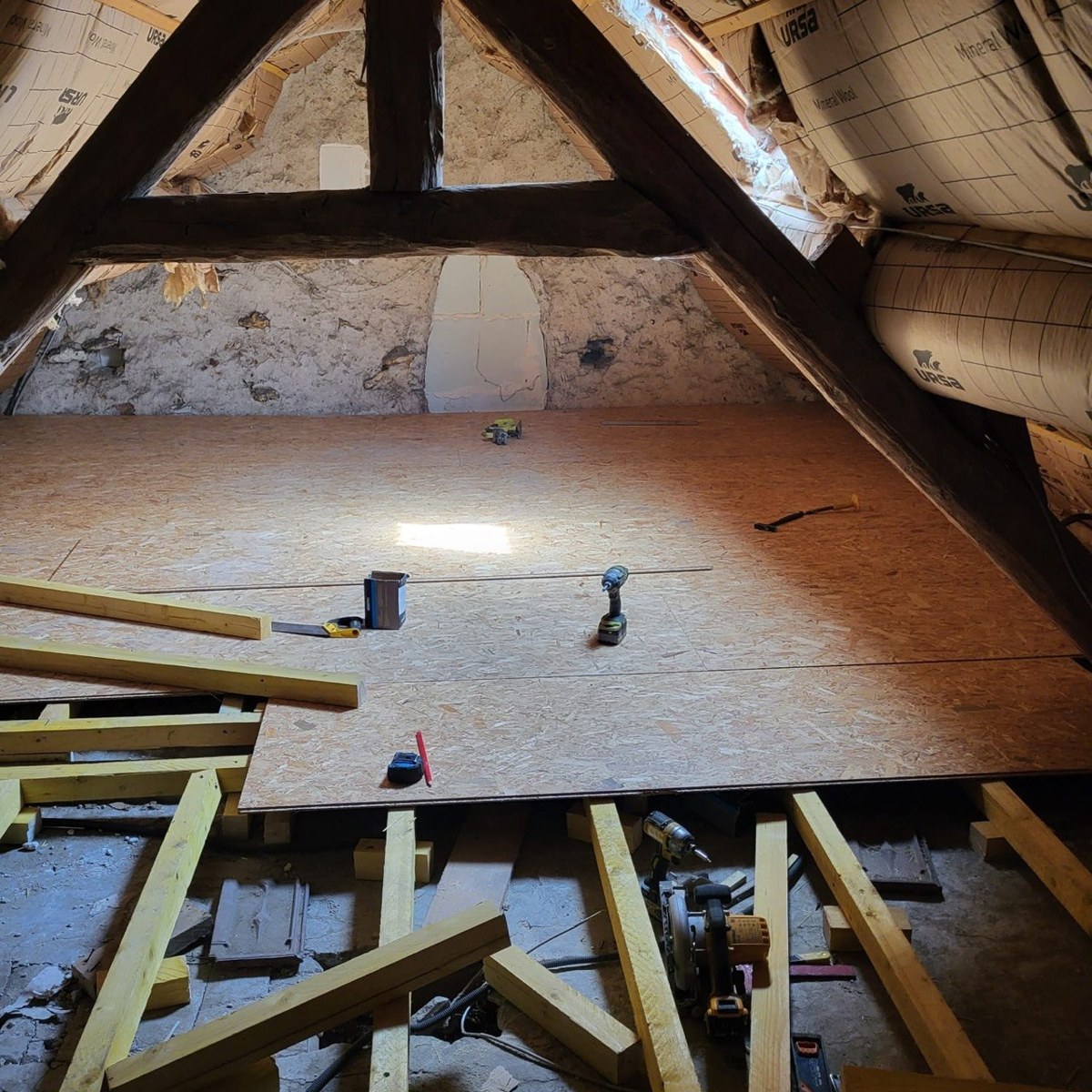 Pendant travaux : rehausse du plancher sur ancien plancher bacula en plâtre, structure bois et OSB en cours