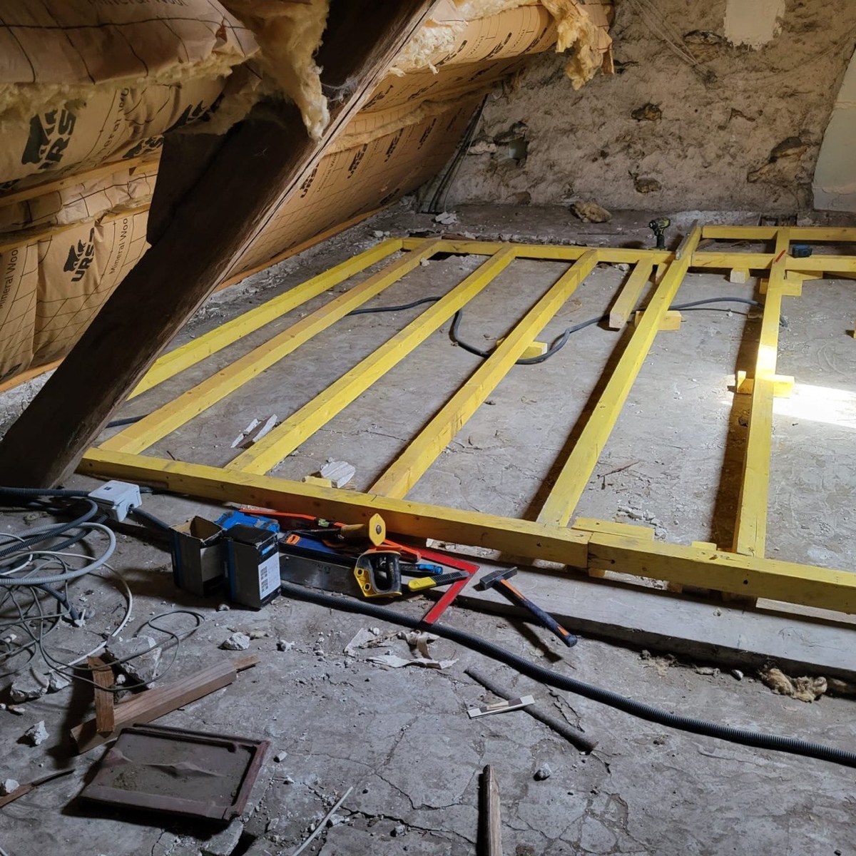 Pendant travaux : préparation du plancher rehaussé en combles, réseaux et support existant
