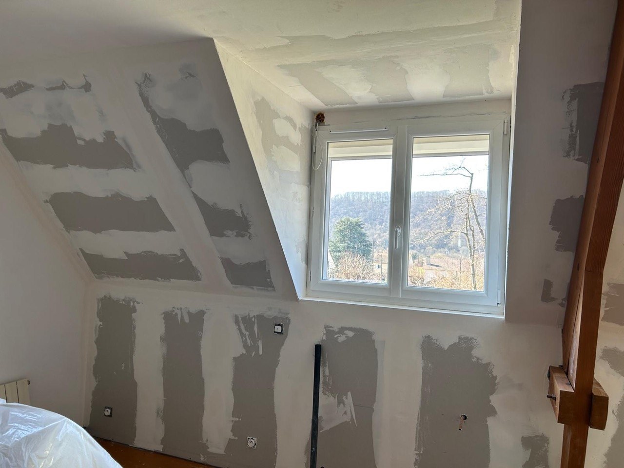 Chantier fini : murs périphériques isolés par l’intérieur, placo posé et bandes enduites avec bandes enduites