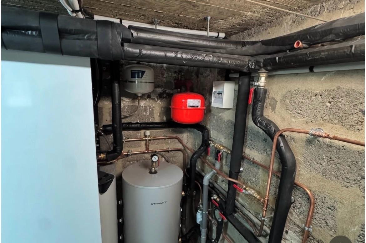 Chantier fini : local technique PAC air/eau avec ballon ECS et réseaux calorifugés à L’Isle-Adam