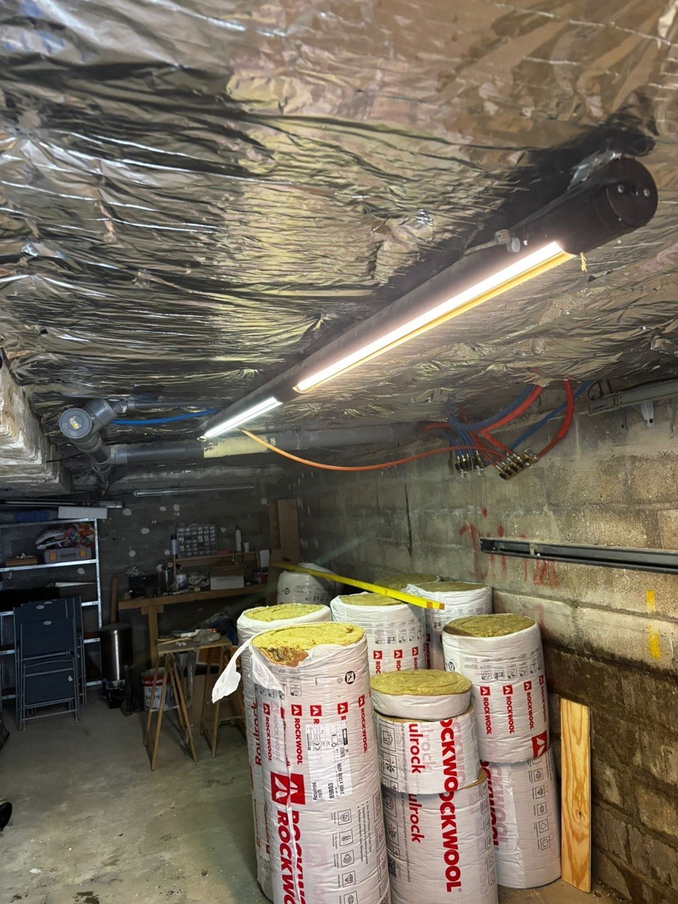 Chantier fini : panneaux isolants sous plancher bas avec finition aluminium