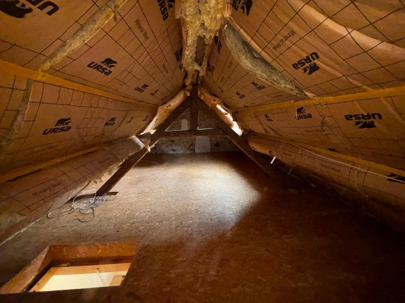 Plancher des combles en fin de chantier avec charpente apparente