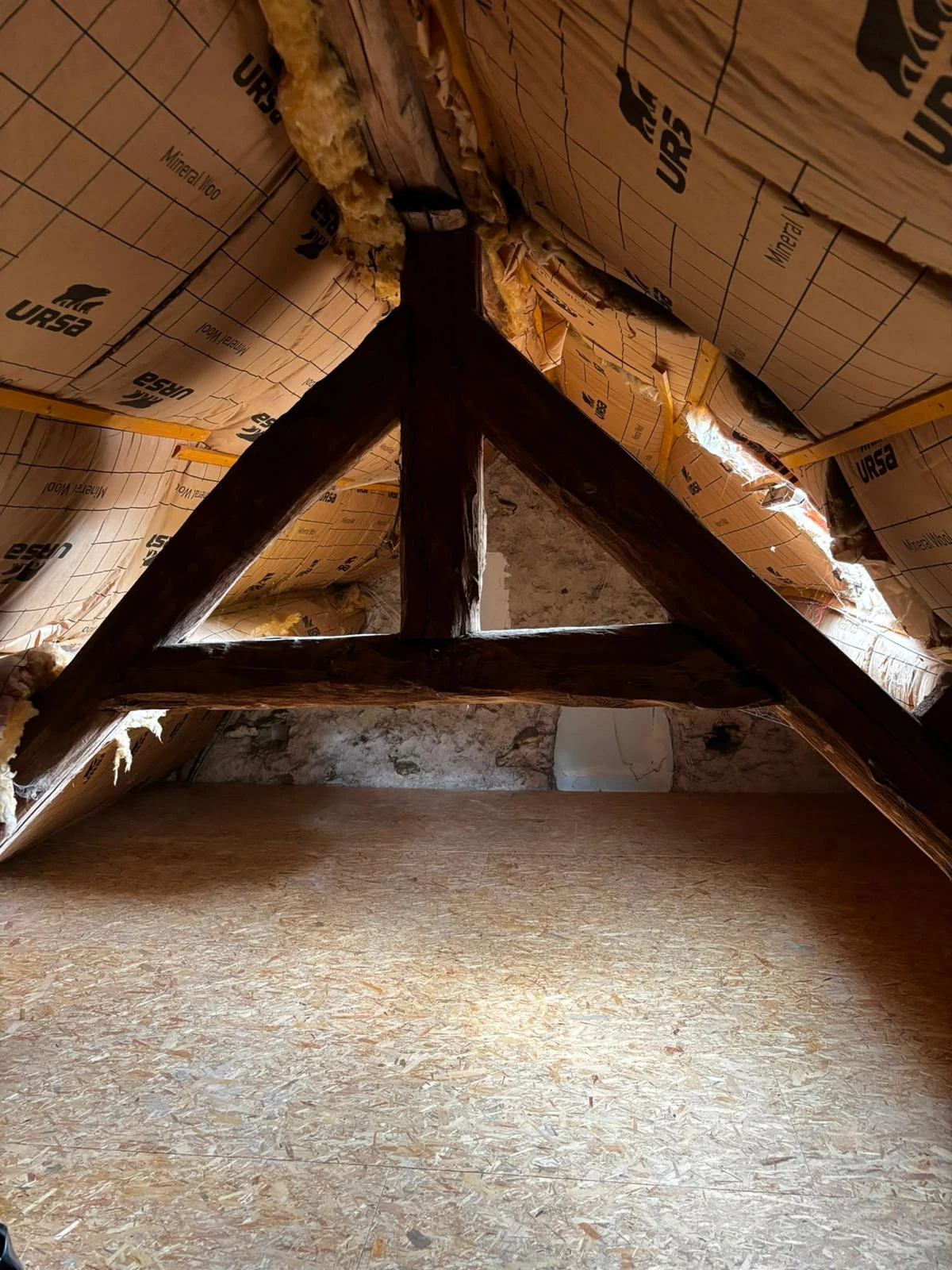 Vue du plancher en panneaux OSB et de la charpente des combles