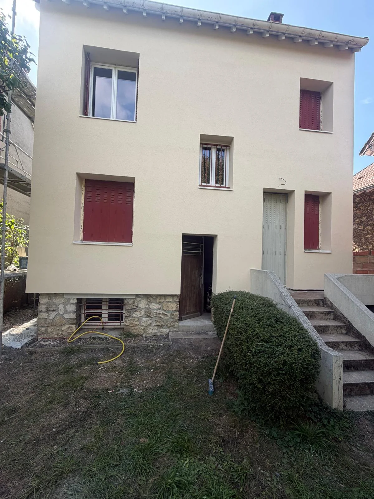 Façade en fin de chantier, avec finition claire et soubassement en pierre conservé. Cormeilles-en-Parisis.