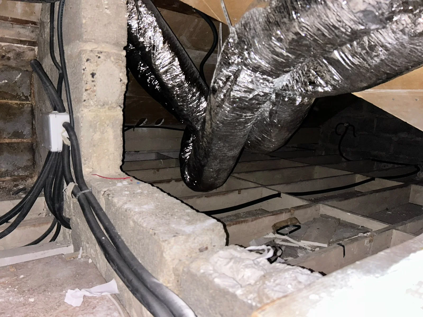 Avant soufflage : réseaux, solives et boîtier électrique dans les combles