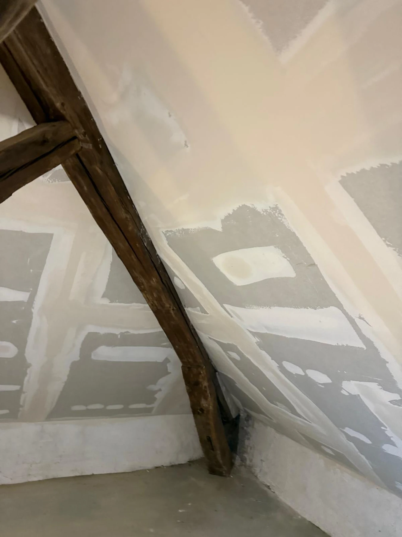 Fin de chantier : plaques de plâtre et enduit sur les bandes, sans peinture ni enduit général.