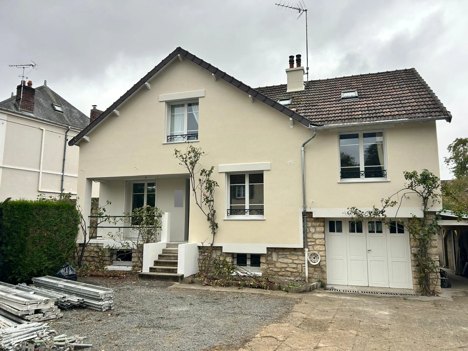 Après les travaux : façade rénovée et soubassement en pierre conservé.